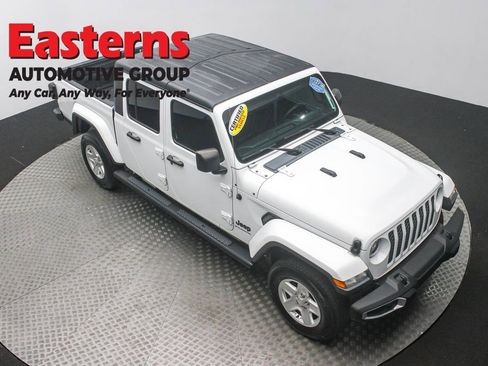 Used 2023 Jeep Gladiator Sport image 3