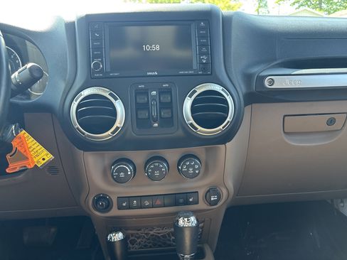 Used 2017 Jeep Wrangler Unlimited Sahara w/ Connectivity Group AWD/4WD image 19