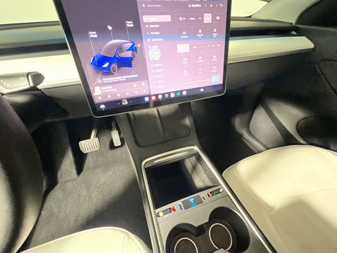 Used 2022 Tesla Model Y Long Range AWD/4WD image 24