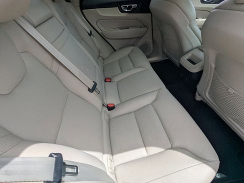 Used 2019 Volvo XC60 T5 Momentum w/ Multimedia Package image 18