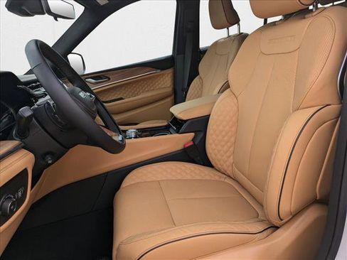 New 2025 Jeep Grand Cherokee Summit image 4