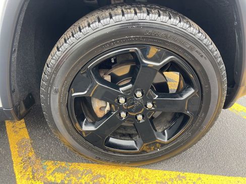 Used 2018 Jeep Grand Cherokee Laredo image 29