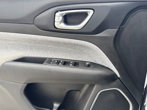 Used 2023 Jeep Compass Latitude w/ Sun and Sound Group image 19