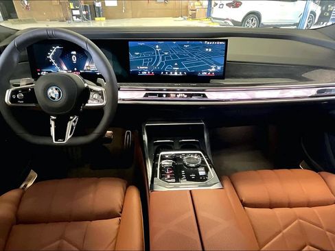 Used 2025 BMW 750e xDrive w/ Premium Package image 5