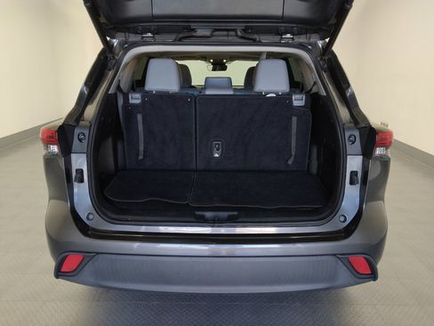 Used 2021 Toyota Highlander XLE image 29