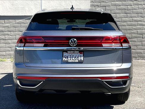 Certified 2024 Volkswagen Atlas Cross Sport SE FWD image 3