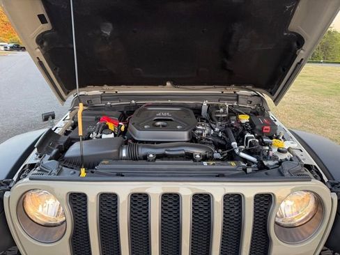 Used 2022 Jeep Wrangler Unlimited Rubicon w/ Cold Weather Group image 32