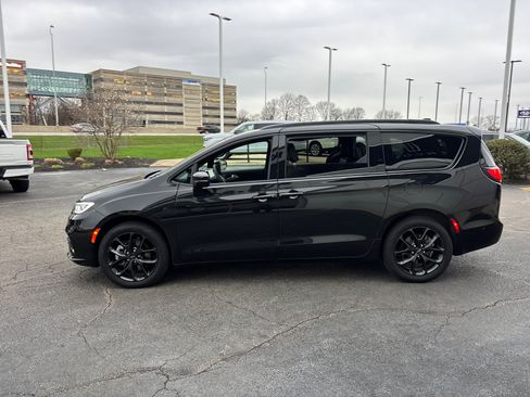 Used 2023 Chrysler Pacifica Limited w/ Uconnect Theater Family Group image 4