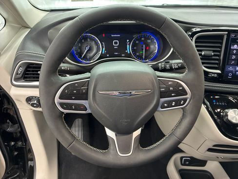 Certified 2024 Chrysler Pacifica Touring-L AWD/4WD image 22