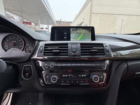 Used 2018 BMW M4 Convertible image 14