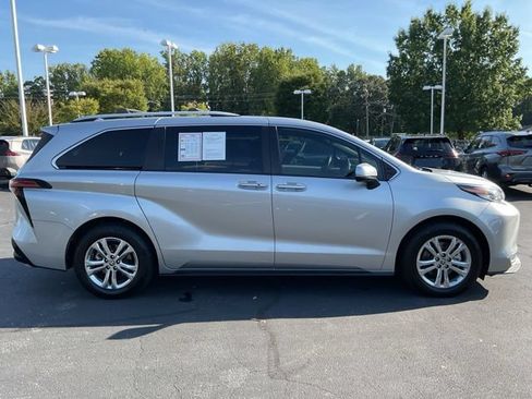 Used 2022 Toyota Sienna Platinum AWD/4WD image 7