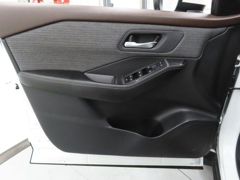 Used 2023 Nissan Rogue SV image 9