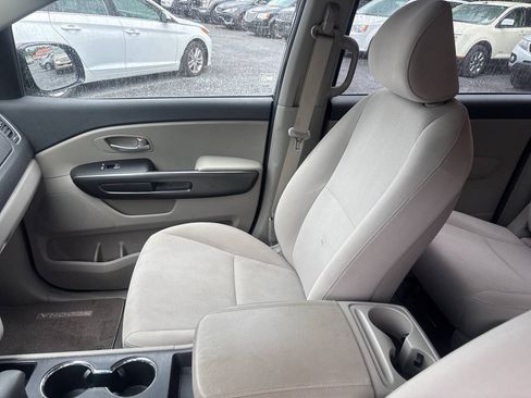 Used 2020 Kia Sedona LX FWD image 16
