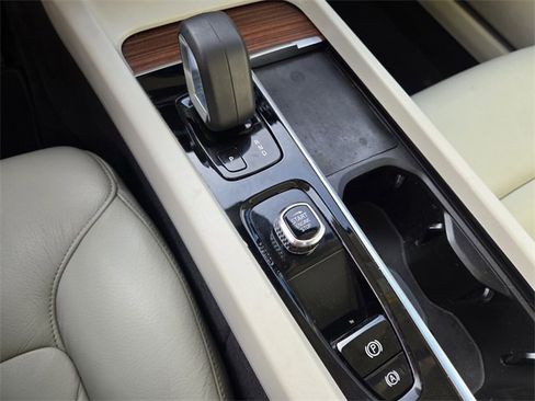 Used 2022 Volvo S60 B5 Momentum w/ Premium Package image 22