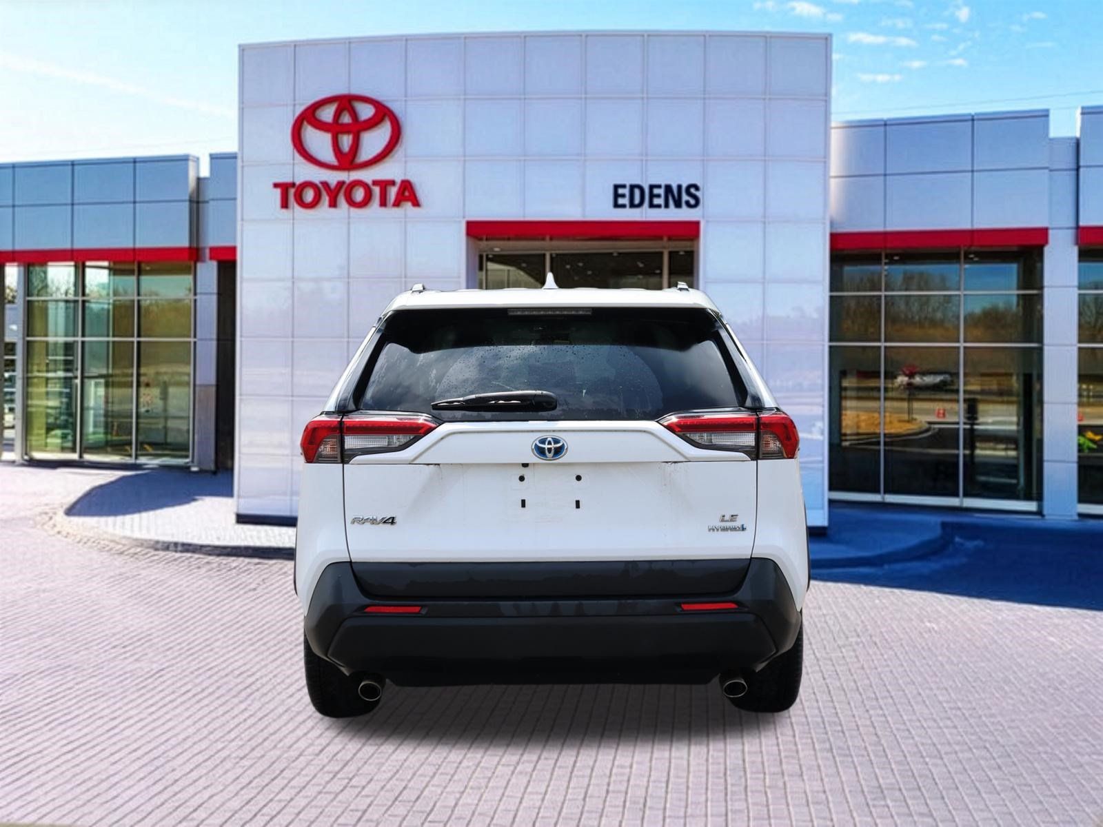 Used 2022 Toyota RAV4 LE AWD/4WD image 4