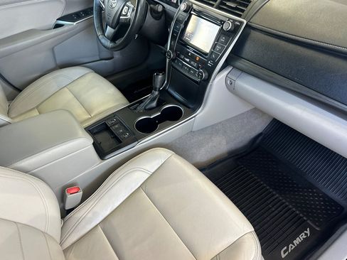 Used 2017 Toyota Camry XLE w/ Moonroof Package FWD image 19