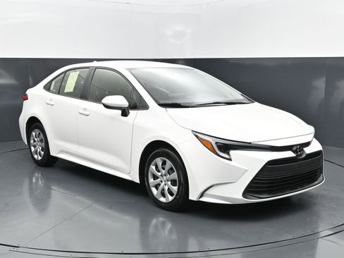 Used 2026 Toyota Corolla LE FWD image 7