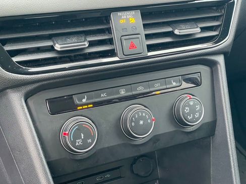 Certified 2022 Volkswagen Taos SE w/ Panoramic Sunroof Package image 23