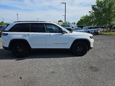 Used 2024 Jeep Grand Cherokee Altitude AWD/4WD image 8