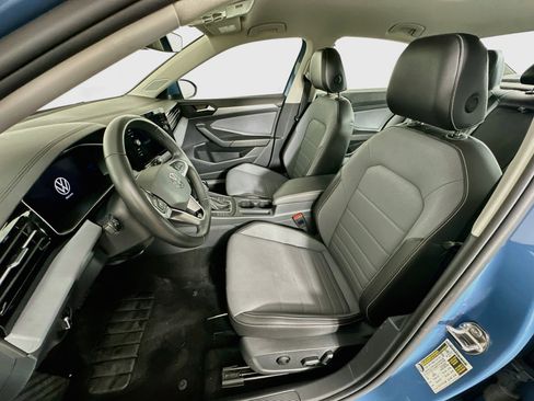 Used 2025 Volkswagen Jetta SE FWD image 13