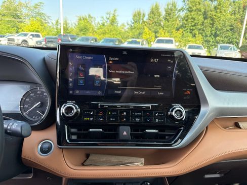 Used 2021 Toyota Highlander Platinum AWD/4WD image 17