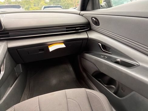 Used 2025 Hyundai Elantra SEL FWD image 38