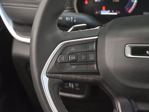 Used 2023 Jeep Grand Cherokee Limited image 19