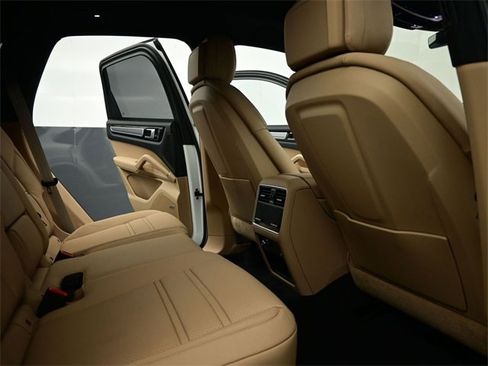Used 2023 Porsche Cayenne S Platinum w/ Assistance Package image 41