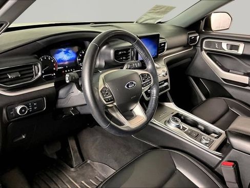 Used 2022 Ford Explorer XLT w/ Equipment Group 202A AWD/4WD image 16