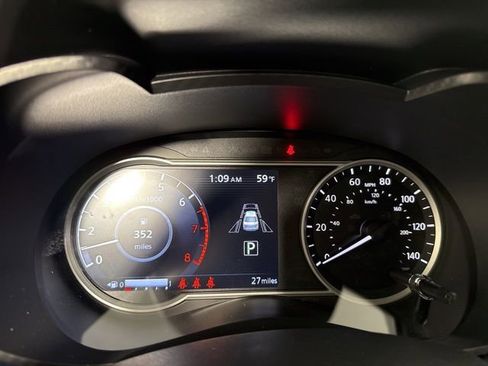 Used 2025 Nissan Versa SV w/ Trunk Package image 27