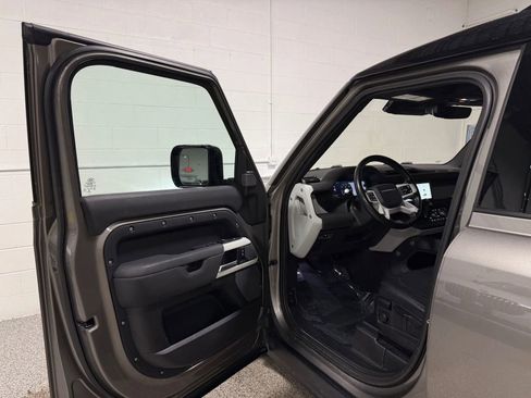 Used 2022 Land Rover Defender 110 S image 9