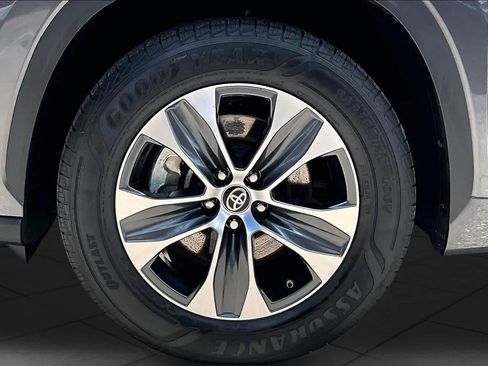 Used 2023 Toyota Highlander XLE FWD image 12