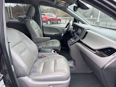 Used 2020 Toyota Sienna AWD image 23