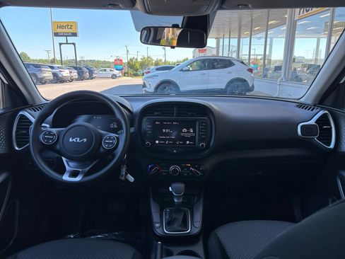 Used 2025 Kia Soul LX w/ LX Technology Package FWD image 31