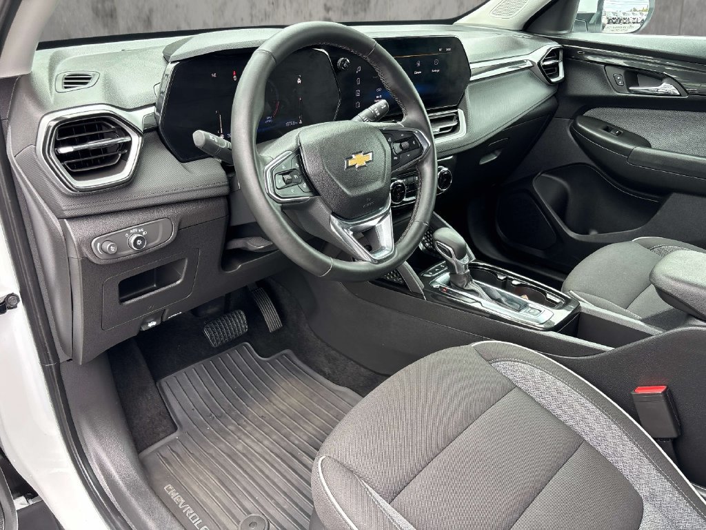 Used 2025 Chevrolet TrailBlazer LT w/ Convenience Package AWD/4WD image 12