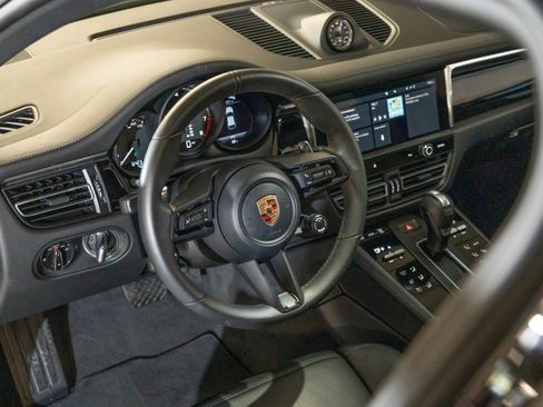 Certified 2026 Porsche Macan AWD/4WD image 18