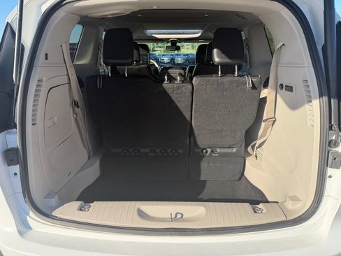 Used 2018 Chrysler Pacifica Limited w/ Tire & Wheel Group FWD image 8