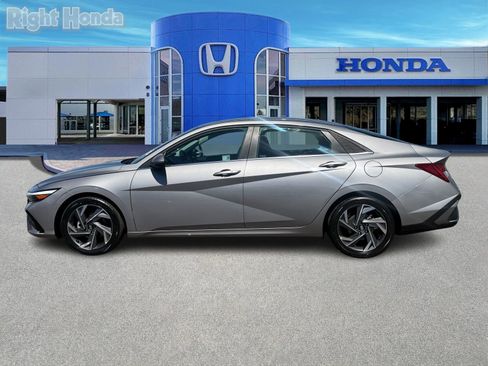 Used 2025 Hyundai Elantra SEL image 3