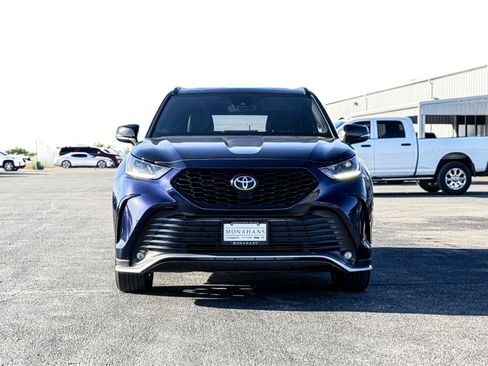 Used 2021 Toyota Highlander XSE FWD image 3