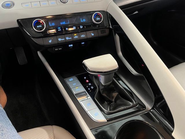 Used 2024 Hyundai Elantra Limited FWD image 32