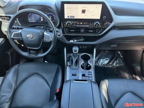 Used 2023 Toyota Highlander Platinum FWD image 15