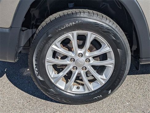 Certified 2019 Jeep Cherokee Latitude w/ Popular Appearance Group image 9