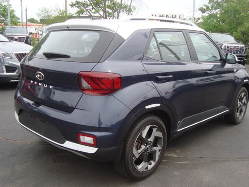 Used 2023 Hyundai Venue Limited w/ Cargo Package FWD image 4