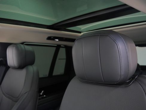 Used 2025 Land Rover Range Rover SE AWD/4WD image 17