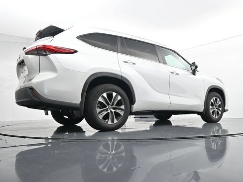 Used 2023 Toyota Highlander XLE AWD/4WD image 35