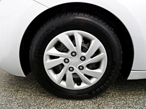 Used 2019 Hyundai Elantra SE FWD image 18