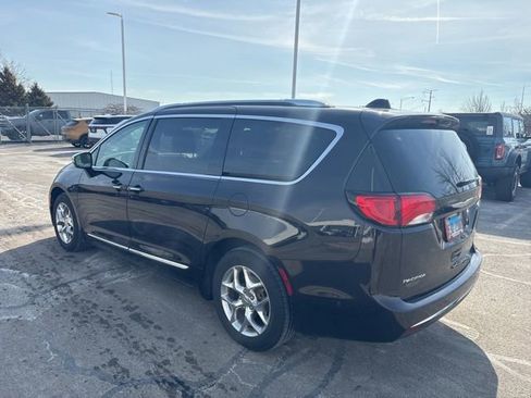 Used 2017 Chrysler Pacifica Limited image 4