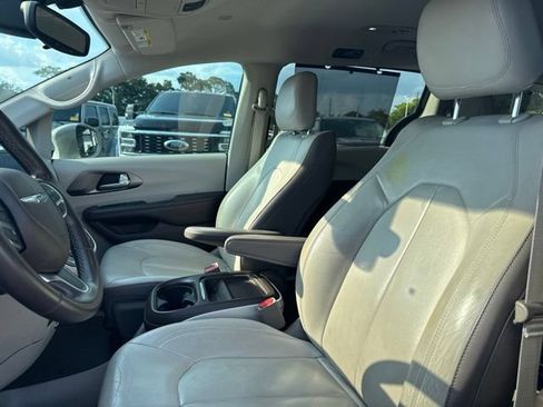 Used 2017 Chrysler Pacifica Touring-L FWD image 7