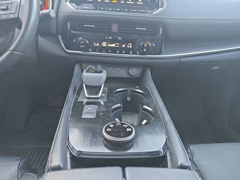 Used 2023 Nissan Rogue Platinum w/ Platinum Premium Package image 3