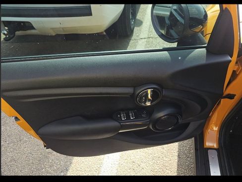 Used 2017 MINI Cooper 4-Door Hardtop image 13